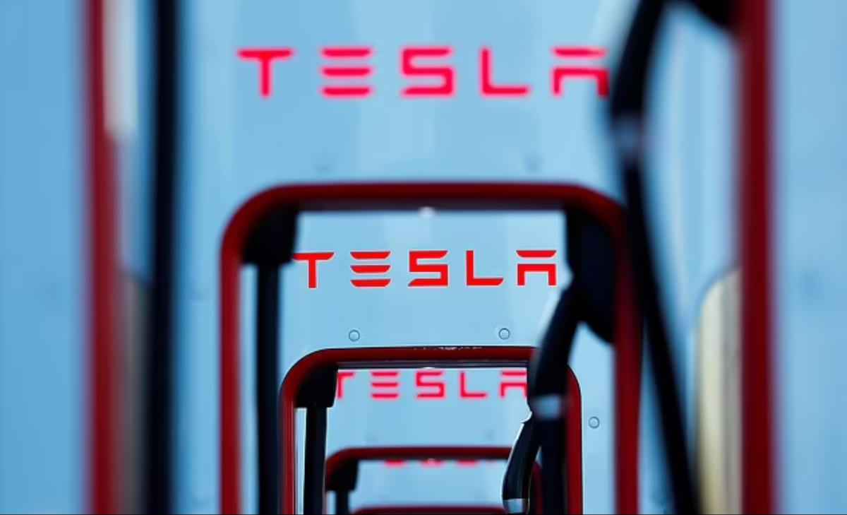 Bốn chủ sở hữu Tesla cho rằng các bản cập nhật phần mềm xấu đến "không có cảnh báo trước" và cắt giảm phạm vi lái xe của ô tô của họ ít nhất 20%, nghĩa là các chuyến đi đến trạm sạc thường xuyên hơn. Ảnh: Reuters.