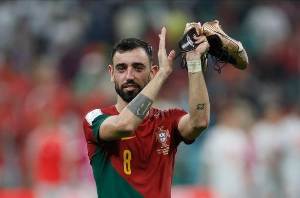 Khi C.Ronaldo không xuất hiện, Bruno Fernandes là thủ lĩnh của Bồ Đào Nha. Mọi đường bóng của "Seleccao châu Âu" đều qua chân cầu thủ này. Không chỉ có vậy, Bruno còn đóng góp đường kiến tạo cho Pepe lập công.