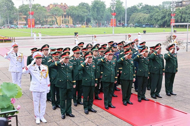 Đoàn đại biểu Quân ủy Trung ương-Bộ Quốc phòng vào Lăng viếng Chủ tịch Hồ Chí Minh. (Ảnh: Minh Đức/TTXVN) vieng-chu-tich-ho-chi-minh-2.jpg