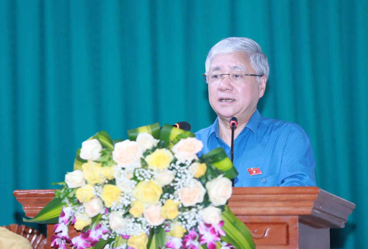Chủ tịch UBTƯ MTTQ Việt Nam Đỗ Văn Chiến thông tin đến cử tri huyện Thanh Chương những kết quả đạt được trong thời gian qua.  