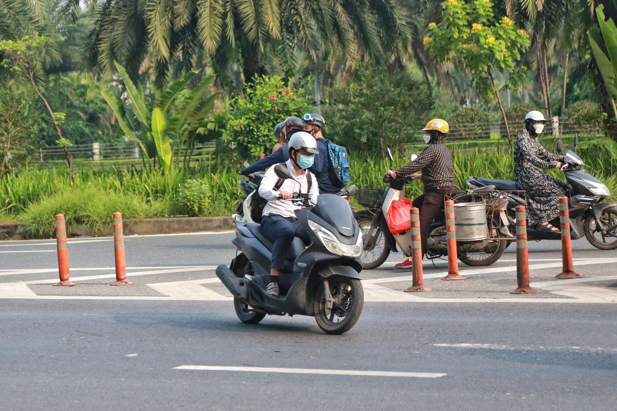 Theo Đại úy Trần Đoàn, công tác xử lý phương tiện tại khu vực này cũng gặp nhiều khó khăn khi người dân thấy lực lượng chức năng thì quay đầu bỏ chạy gây nguy hiểm cho người tham gia giao thông. Bên cạnh đó, khi vắng mặt lực lượng chức năng, tình trạng vi phạm lại tái diễn.