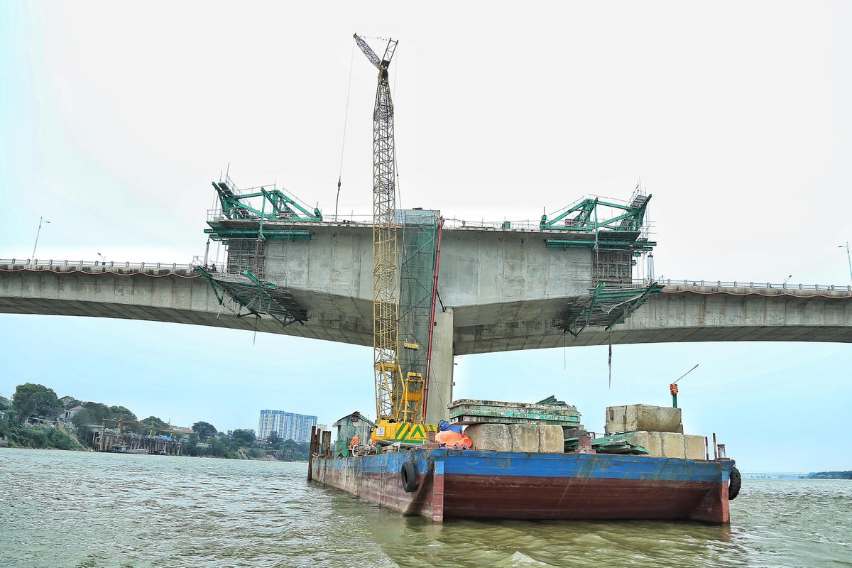 Mặt cắt ngang cầu là 19,25 m (4 làn xe). Chiều cao tĩnh không là 11m, khẩu độ thông thuyền lớn hơn 85 m.