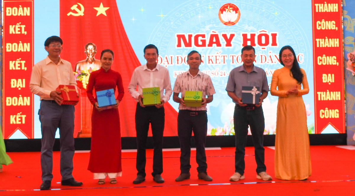 Phó Chủ tịch Ủy ban MTTQ Việt Nam TP Đà Nẵng Tăng Hoàng Hôn Thắm (phải), trao quà cho các cá nhân có thành tích trong công tác Mặt trận. Ảnh: Thanh Tùng.