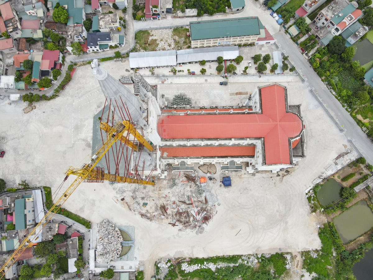 Từ trên cao nhìn xuống, nhà thờ được thiết kế theo bố cục hình cây thánh giá.