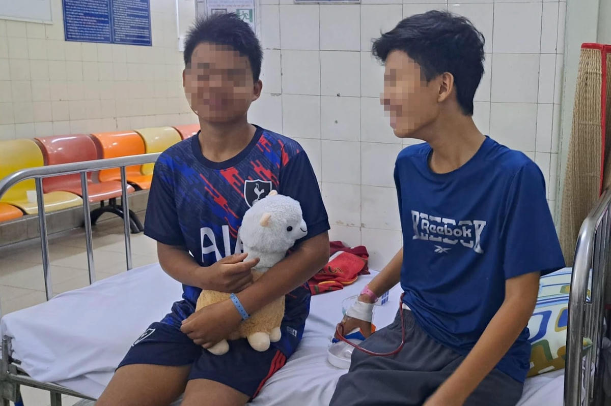 Bé H. (bìa trái) đã hồi phục sau thời gian điều trị tại Bệnh viện Nhi đồng 2 (Ảnh: BV).