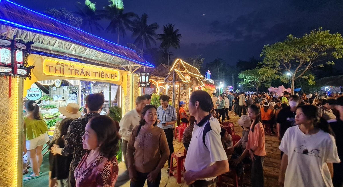 Đông đảo du khách đến với Hội làng Lộc Yên lần 2..