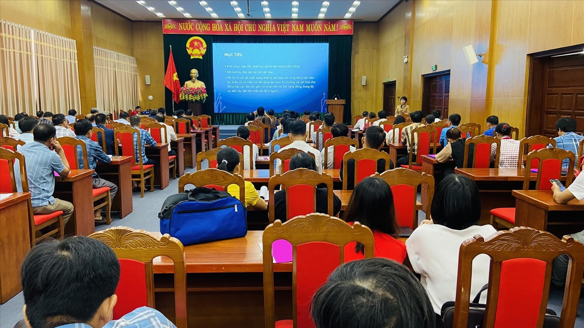 Báo cáo viên đếnTruyền đạt kiến thức đến các học viên tại lớp tập huấn. Ảnh: baodantoc.vn