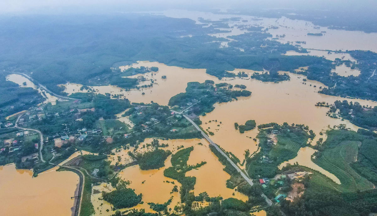 Sáng 1/11, trên địa bàn Hà Tĩnh vẫn đang còn tiếp tục có mưa, một số nơi có mưa to. Tuy nhiên, mưa theo từng đợt nên tình hình lũ tại một số địa phương đã giảm bớt.
