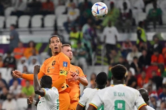 Van Dijk đã có pha đánh đầu đầy uy lực nhưng bóng đi vọt xà ngang trong gang tấc.