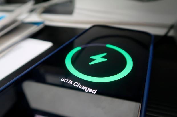 Đảm bảo bạn đang sử dụng MagSafe đúng cách. Ảnh: The Sun.