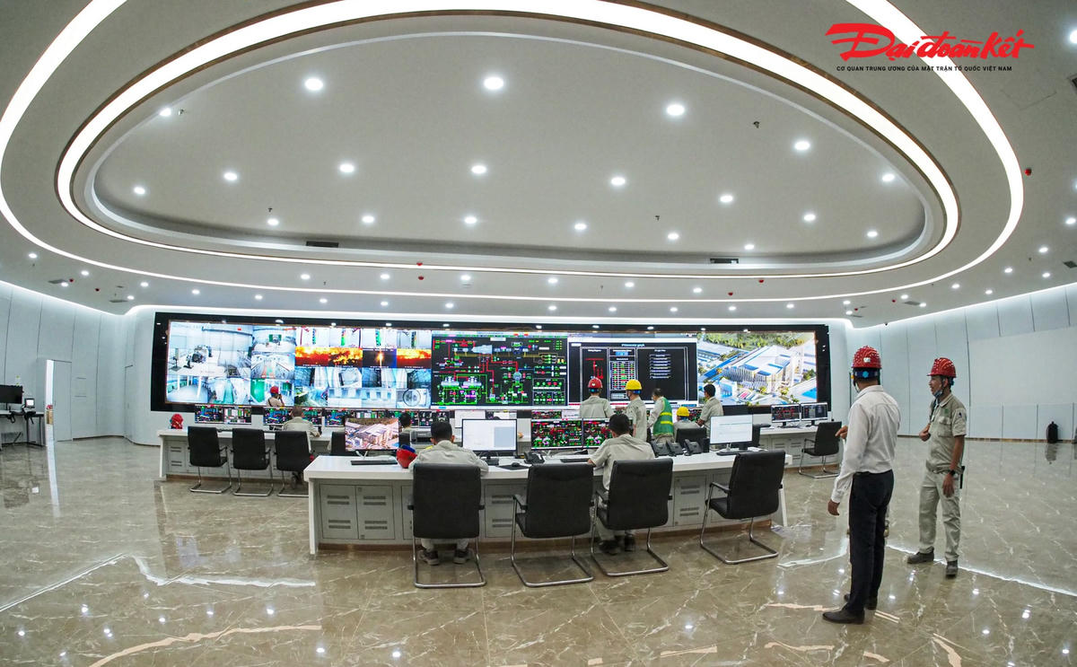 Ông Đỗ Tiến Dũng, Phó Tổng giám đốc Công ty cổ phần Năng lượng Môi trường Cơ khí Hà Nội - đơn vị vận hành Nhà máy điện rác cho hay, sau khi xe vận chuyển về nhà máy, rác được đổ vào bế chứa từ 5-7 ngày để lên men, giảm độ ẩm, sau đó sẽ được đưa vào các ống phễu của lò đốt, sinh nhiệt năng. Đây là công nghệ xử lý rác là lò đốt ghi cơ học và thu hồi năng lượng để phát điện.