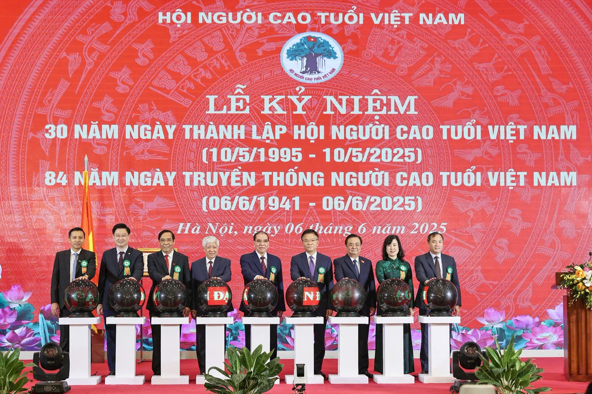 Chủ tịch Đỗ Văn Chiến và các đại biểu khởi động chương trình chương trình nhân đạo “Mắt sáng cho NCT”. Ảnh: Quang Vinh