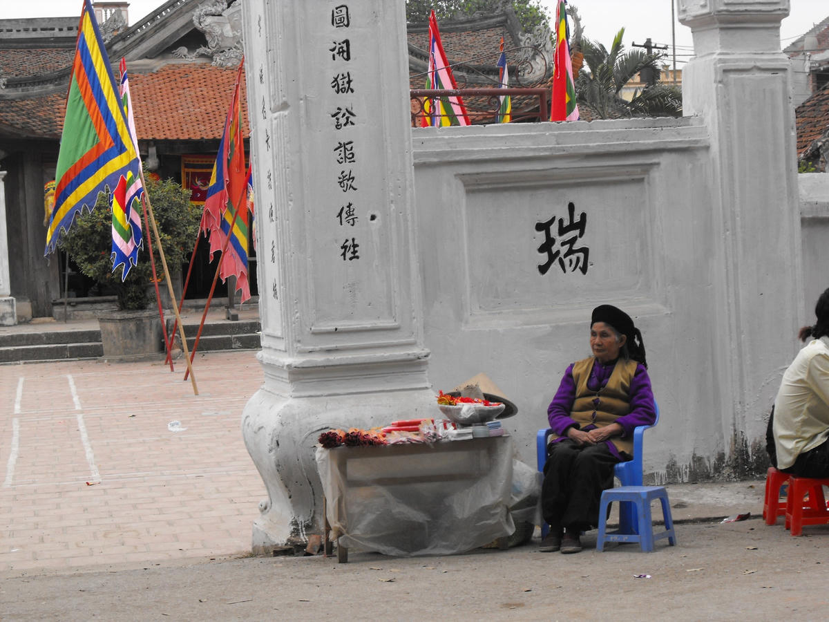 Bà cụ bán hương ở chùa Thầy (Quốc Oai - Hà Nội).  