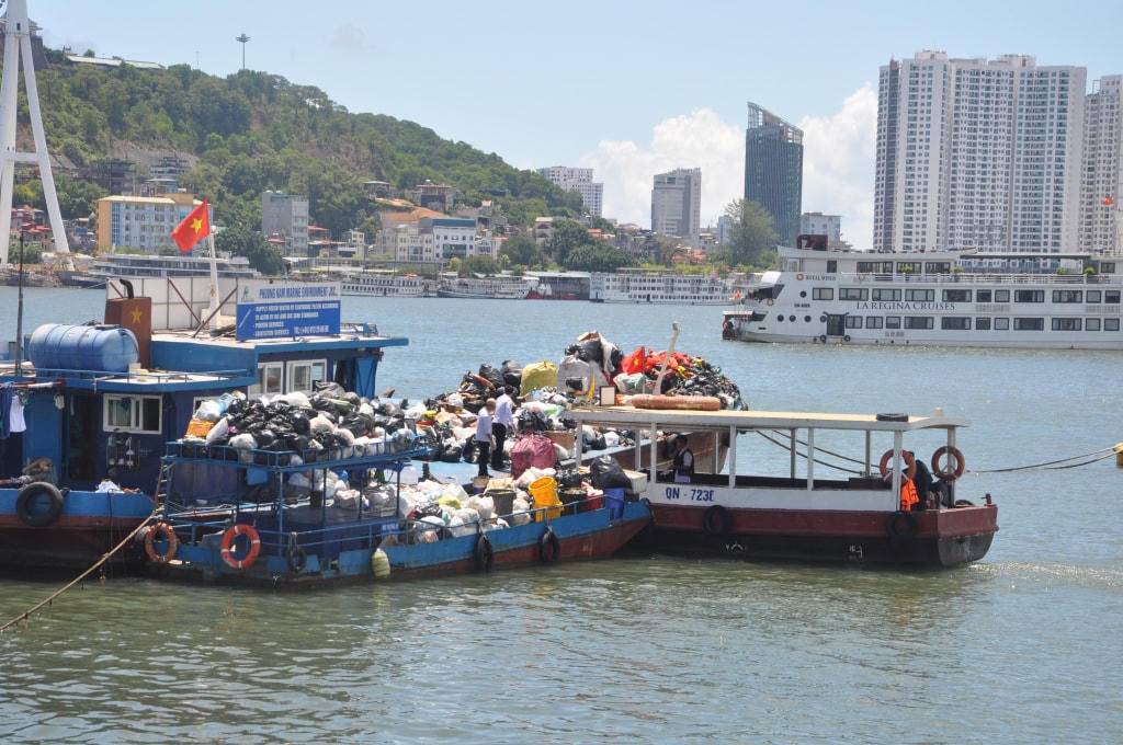 Tàu thu gom rác trên Vịnh Hạ Long.
