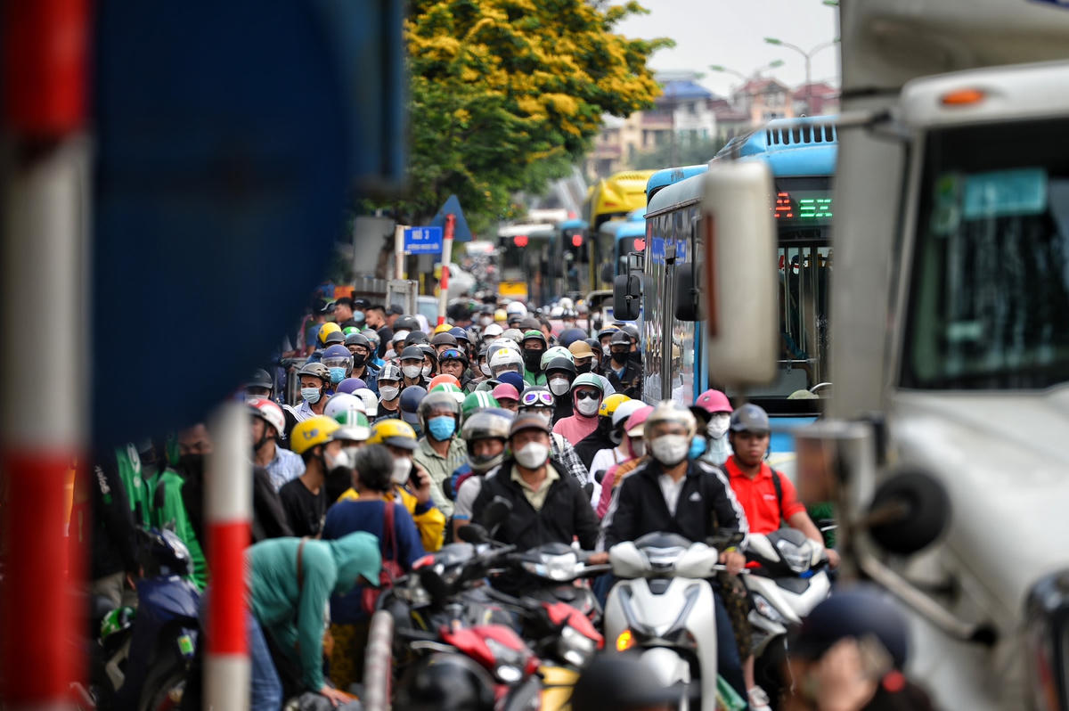 Hàng dài xe máy, ô tô chen chúc nhau di chuyển.