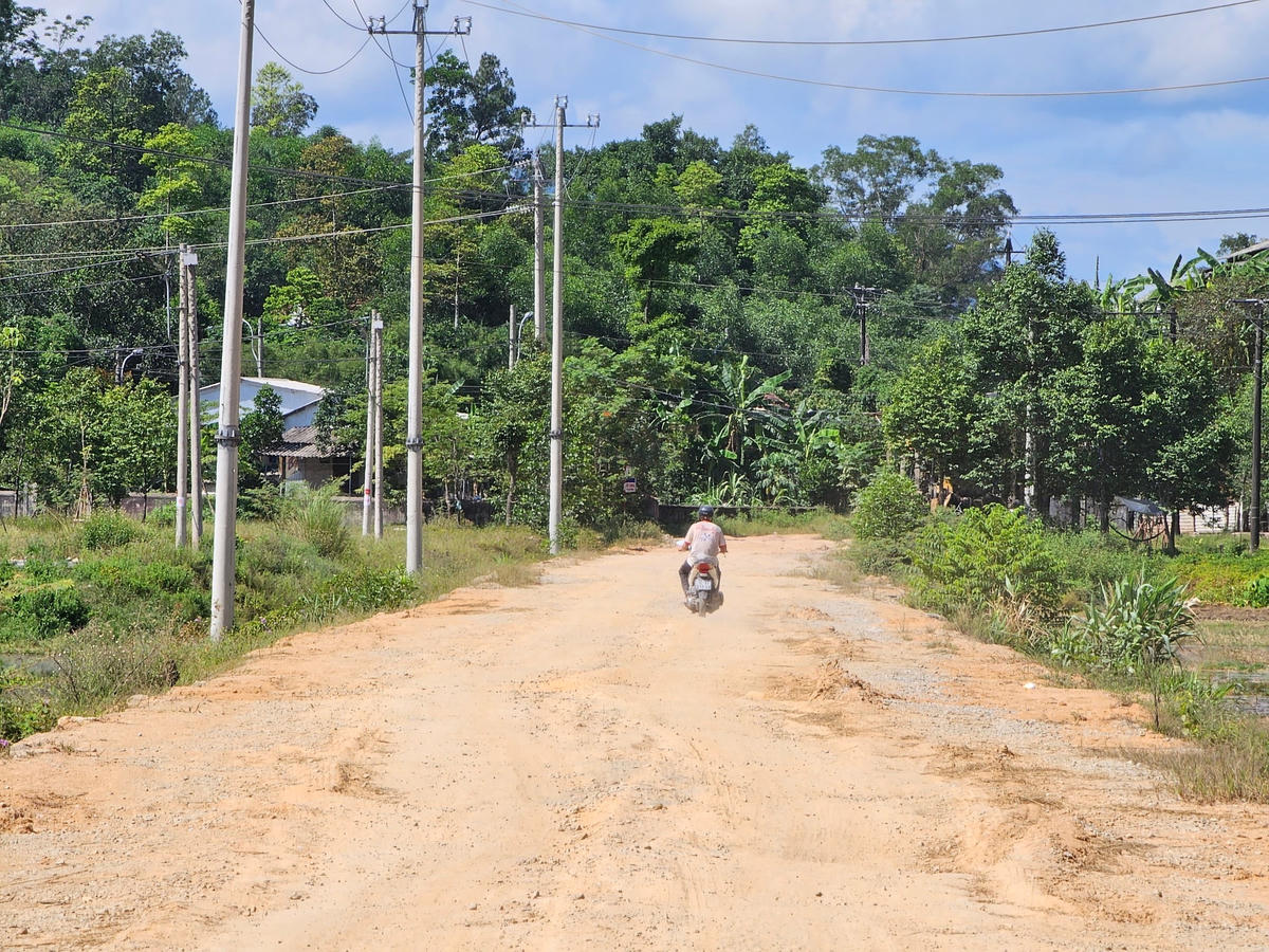 Ông Lê Văn Thanh (trú tại xã Thuỷ Bằng) cho biết, ông thường xuyên đi qua tuyến đường mỗi ngày. “Việc thi công kéo dài suốt nhiều năm khiến người dân gặp nhiều khó khăn trong việc đi lại, trời nắng thì bụi bay mù mịt, trời mưa thì đất sình lầy, đi lại trơn trượt rất nguy hiểm. Chúng tôi cũng mong cơ quan chức năng, đơn vị thi công sớm hoàn thiện tuyến đường trước khi mùa mưa đến để người dân đi lại thuận tiện hơn”, ông Thanh bày tỏ.