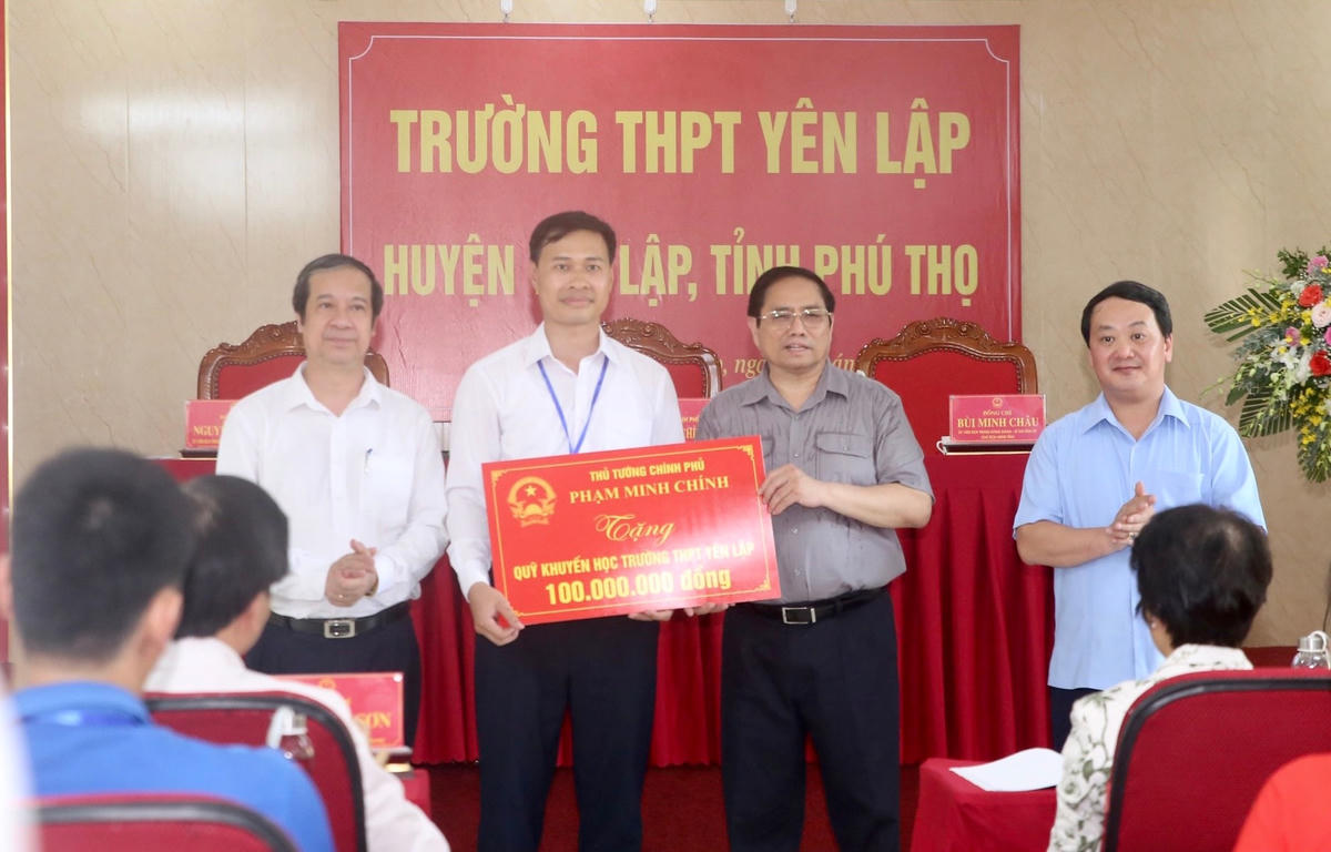 Trao quỹ khuyến học cho 2 trường mà Thủ tướng đến thăm