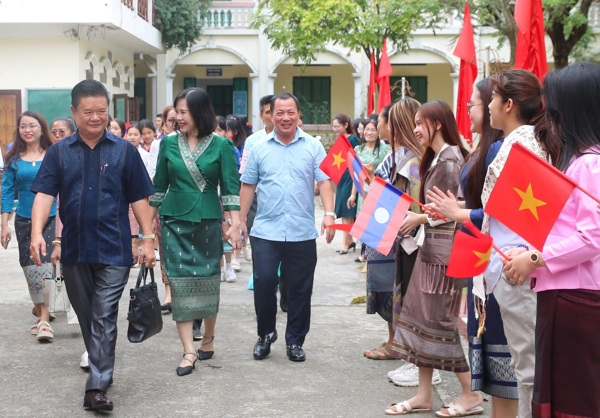 Đoàn đại biểu giáo viên và học sinh tiêu biểu Trường song ngữ Lào - Việt Nam Nguyễn Du đến thăm Trường Hữu Nghị 80.