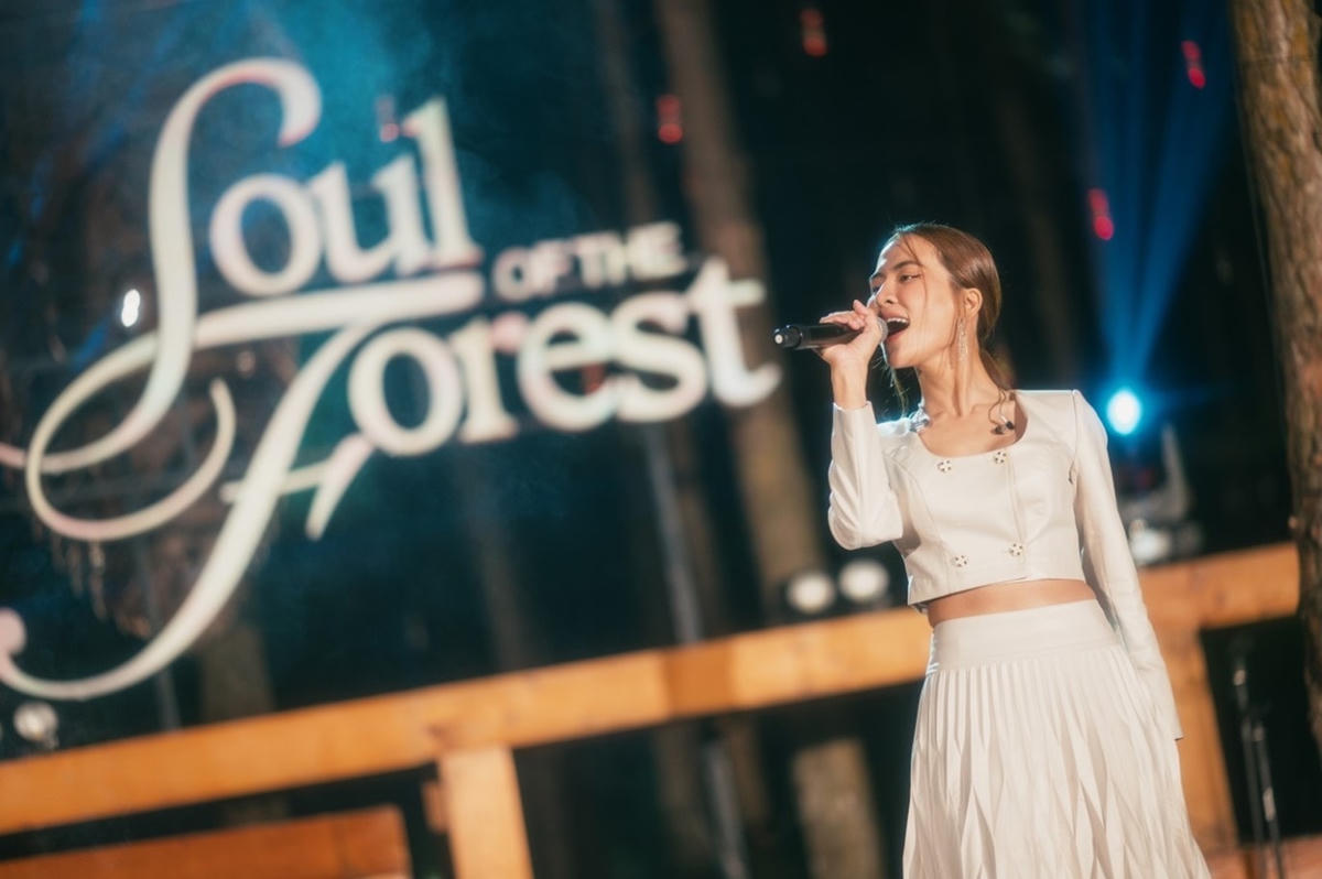 Hà Nhi tươi mới trong lần trở lại với Soul of the Forest.