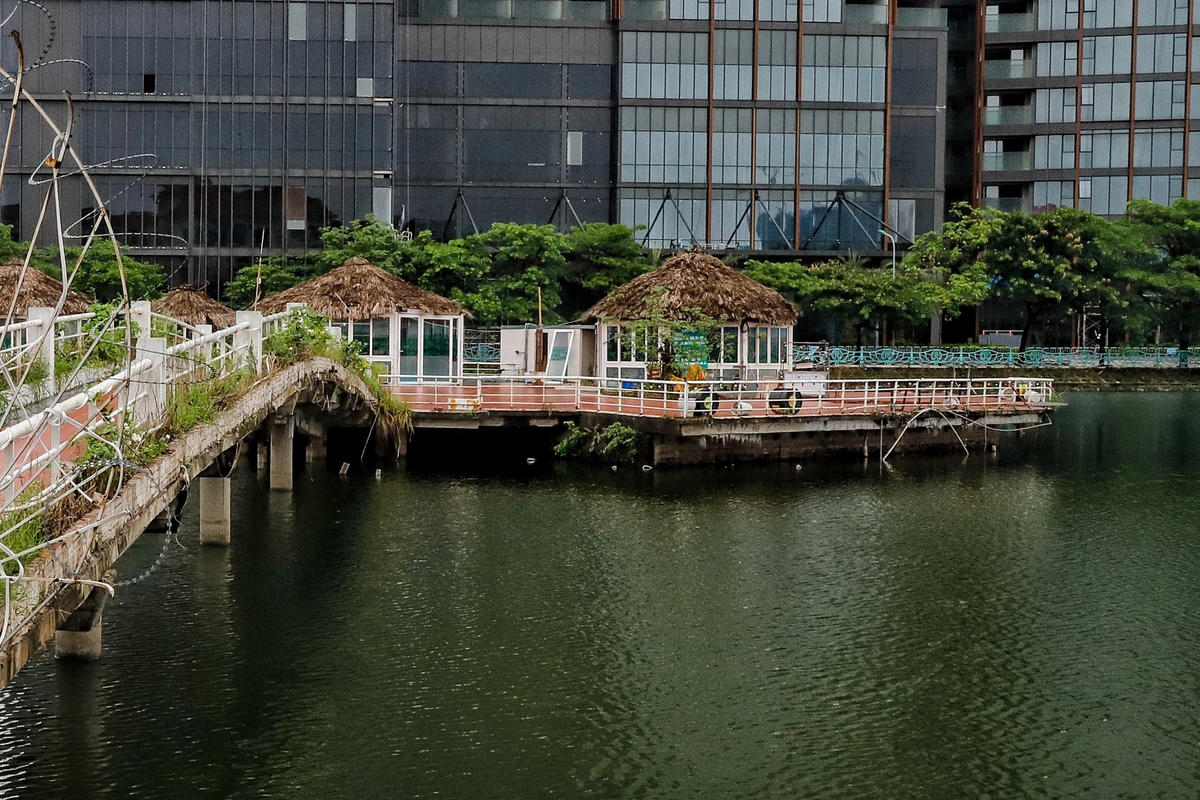 Thời gian qua, để hồ Tây trở về vẻ đẹp vốn có, các cơ quan chức năng quận Tây Hồ đã tăng cường nhiều biện pháp nhằm chỉnh trang đô thị, cải tạo không gian hồ Tây. Tuy nhiên, hiện trên mặt hồ Tây vẫn còn tồn tại một số công trình nổi chưa được tháo dỡ gây ảnh hưởng lớn đến mỹ quan. Bởi hồ Tây là một trong những thắng cảnh thiên nhiên hấp dẫn nhất thu hút người dân cũng như khách du lịch tới Hà Nội.