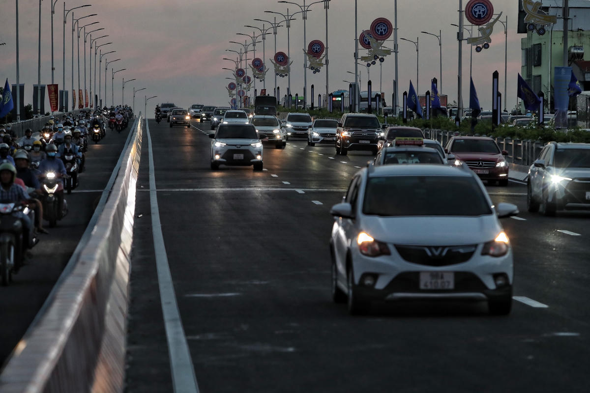 Hình ảnh các phương tiện lưu thông trên cầu Vĩnh Tuy giai đoạn 2 thông thoáng.