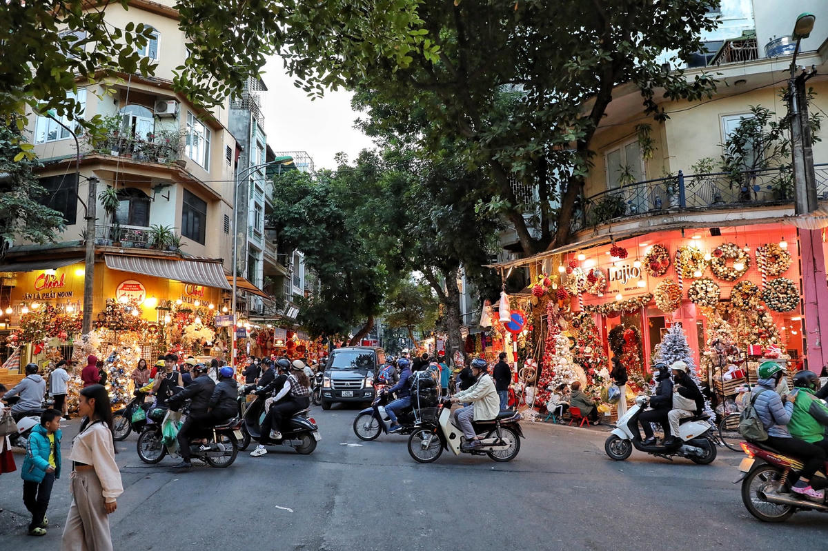 Những ngày này, trên tuyến phố Hàng Mã bày bán các loại mặt hàng phục vụ giáng sinh (Noel) như quần áo, cây thông, đồ trang trí rực rỡ sắc màu. Giới trẻ không khỏi hứng thú tới đây mua bán, chụp ảnh khiến cả tuyến phố Hàng Mã lúc nào cũng nhộn nhịp, từ sáng tới tận đêm.