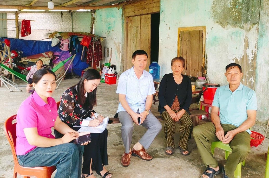 Ông Nguyễn Thế Anh, Chủ tịch Ủy ban MTTQ xã Kỳ Khang, tỉnh Hà Tĩnh (ngồi giữa) cùng cán bộ Mặt trận khảo sát hoàn cảnh hộ dân để hỗ trợ xây dựng nhà Đại đoàn kết. Ảnh Hạnh Nguyên.