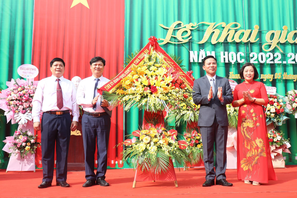 Bí thư Tỉnh ủy tặng lẵng hoa tươi thắm chúc mừng Trường THPT Chuyên Lam Sơn vào năm học mới.