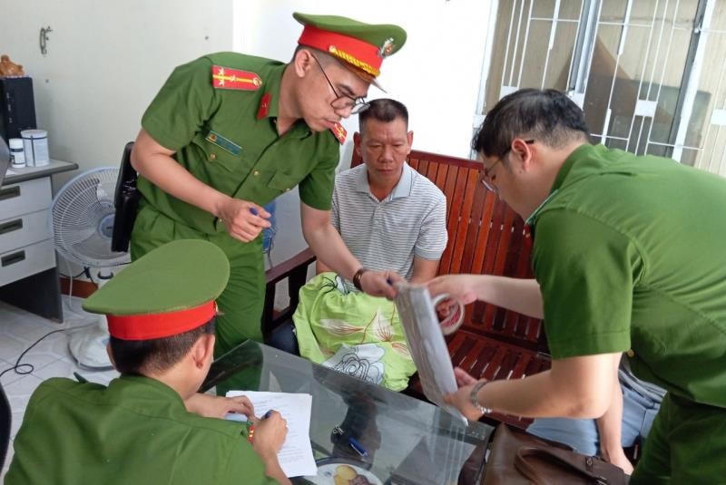 Công an khám xét nơi ở của các đối tượng tại Tổ 9  phường Thanh Khê Đông. Ảnh: Công an Đà Nẵng