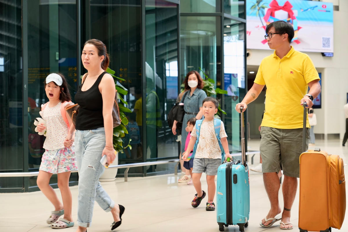 So với lượng khách mấy ngày nghỉ lễ trước đó, lượng khách ngày cuối kỳ nghỉ lễ Quốc khánh qua Cảng HKQT Nội bài tăng cao nhất song không cao hơn so với trung bình thường lệ.
