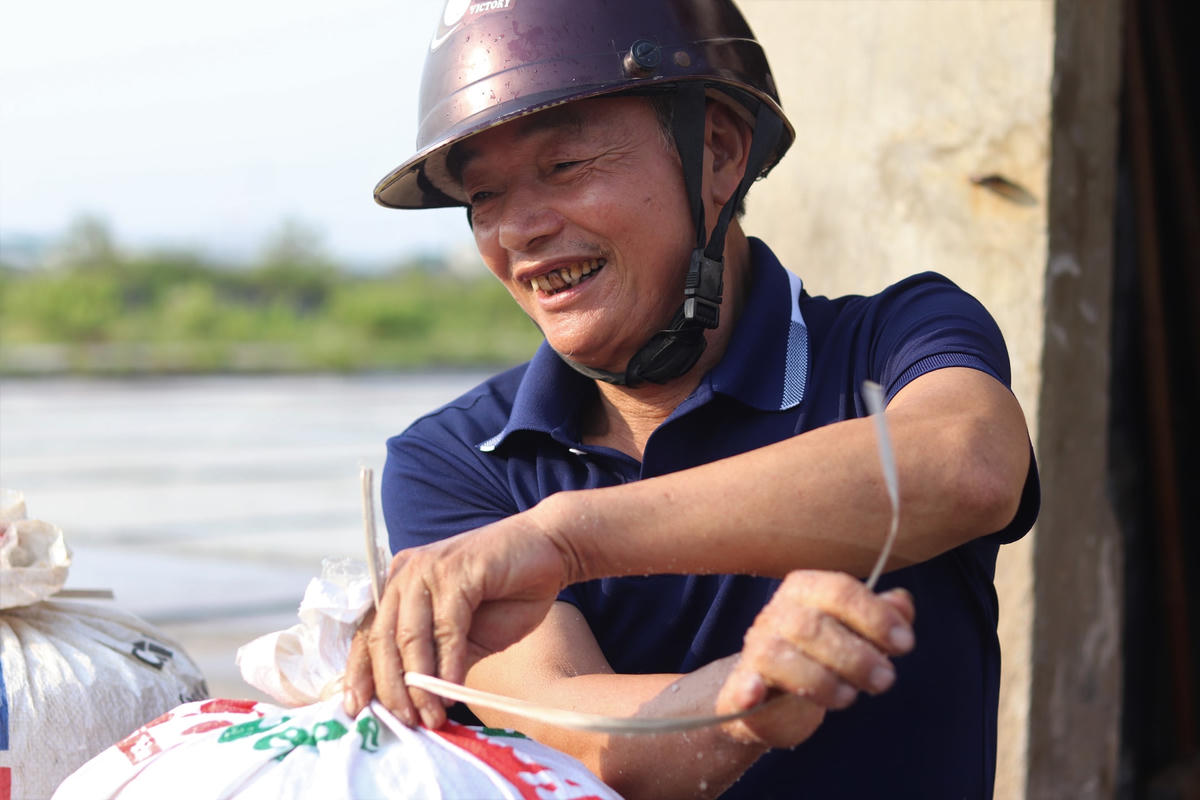 Ông Quang cho biết, giá thu mua muối tại đây trong khoảng từ 2.500 - 3.000đ/kg tùy chất lượng muối. Với thâm niên nhiều năm trong nghề, ông Quang cho rằng, nghề muối ở đây đang dần bị mai một, và trong một tương lai không xa, có lẽ sẽ không còn nữa.