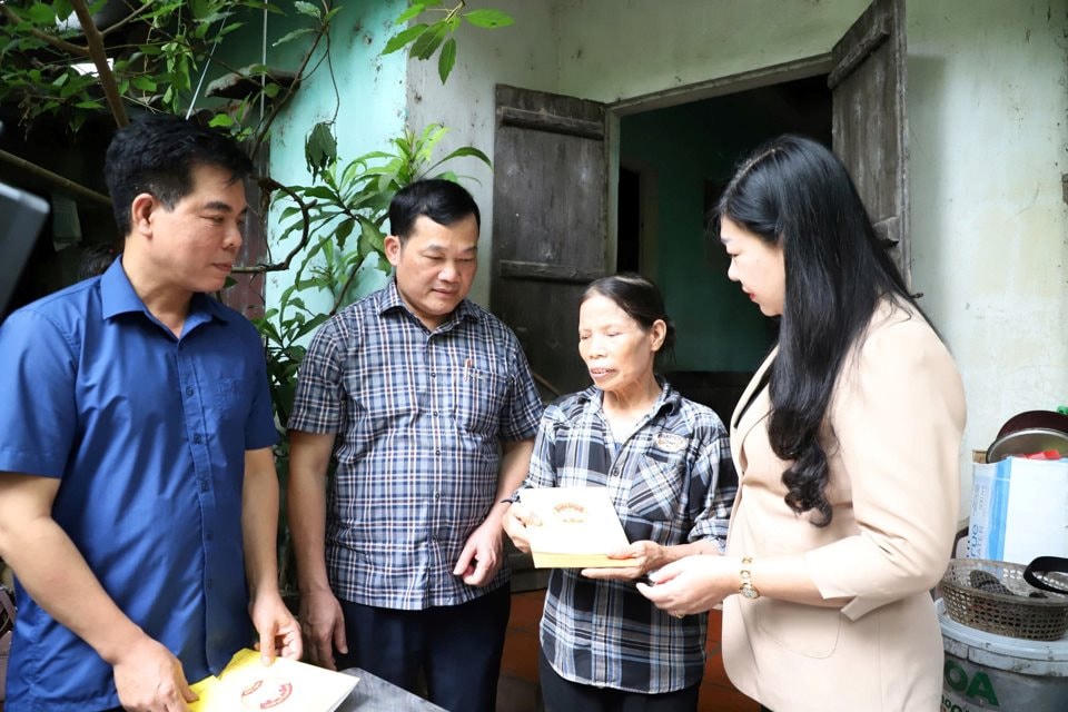 Lãnh đạo MTTQ thành phố Hà Nội và lãnh đạo huyện Thường Tín thăm, trao hỗ trợ bà Nguyễn Thị Dung, sống một mình, tại xã Tự Nhiên, huyện Thường Tín.