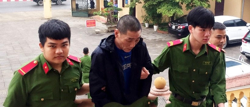 Bị cáo Nguyễn Mạnh Cường bị dẫn giải tới tòa.