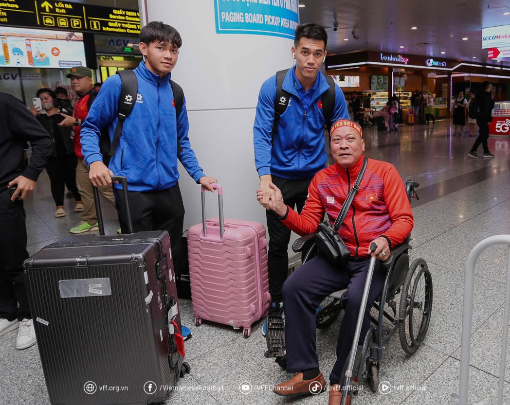 Các cầu thủ cảm ơn cổ động viên đặc biệt của đội tuyển. Ảnh: VFF.