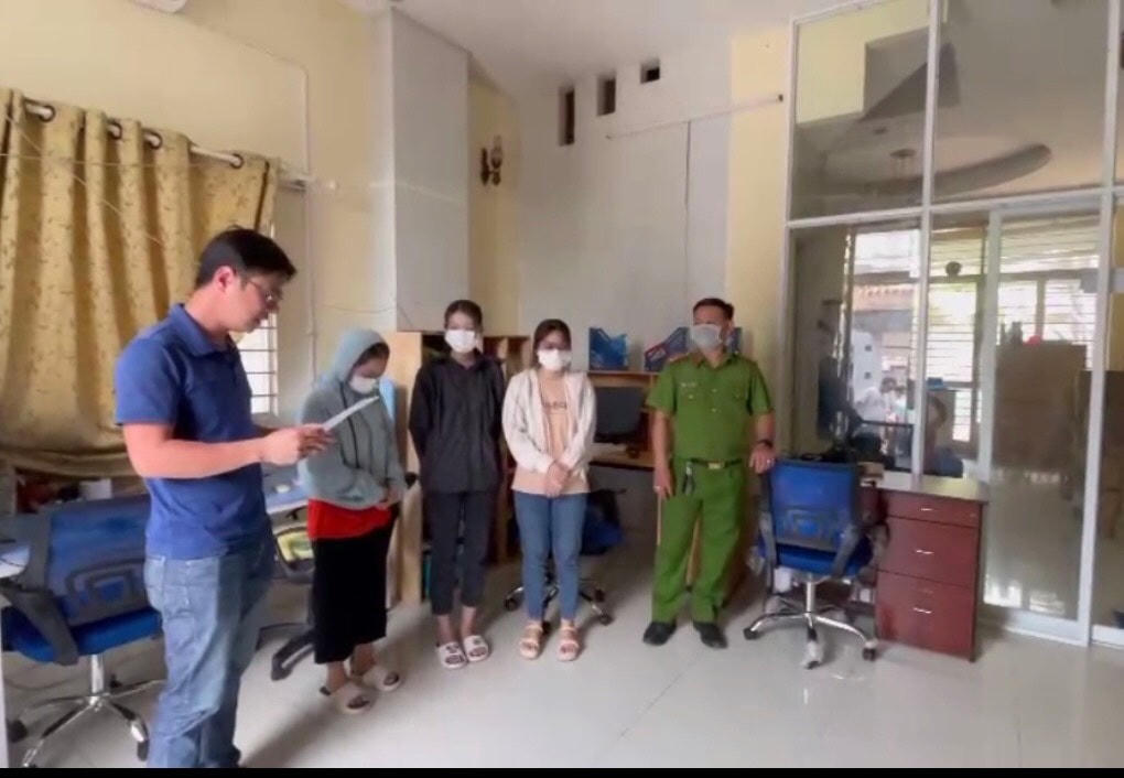 Cơ quan CSĐT Công an thành phố Gia Nghĩa thực hiện lệnh khám xét khẩn cấp nơi ở, nơi làm việc của các đối tượng. 