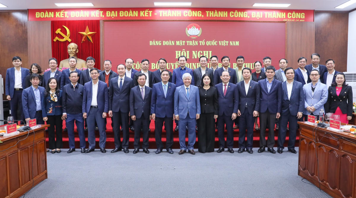 Các đại biểu chụp ảnh lưu niệm tại Hội nghị