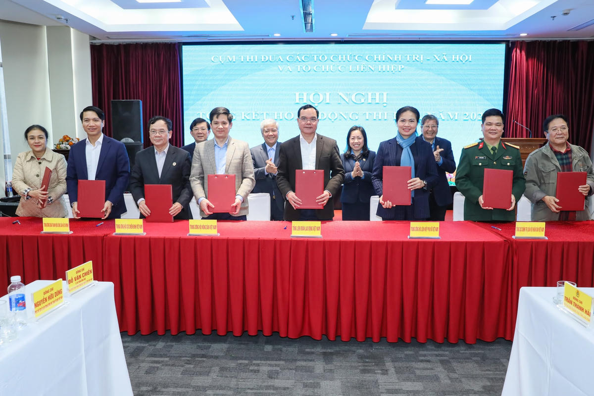 Các thành viên trong Cụm thi đua ký kết giao ước thi đua năm 2023.