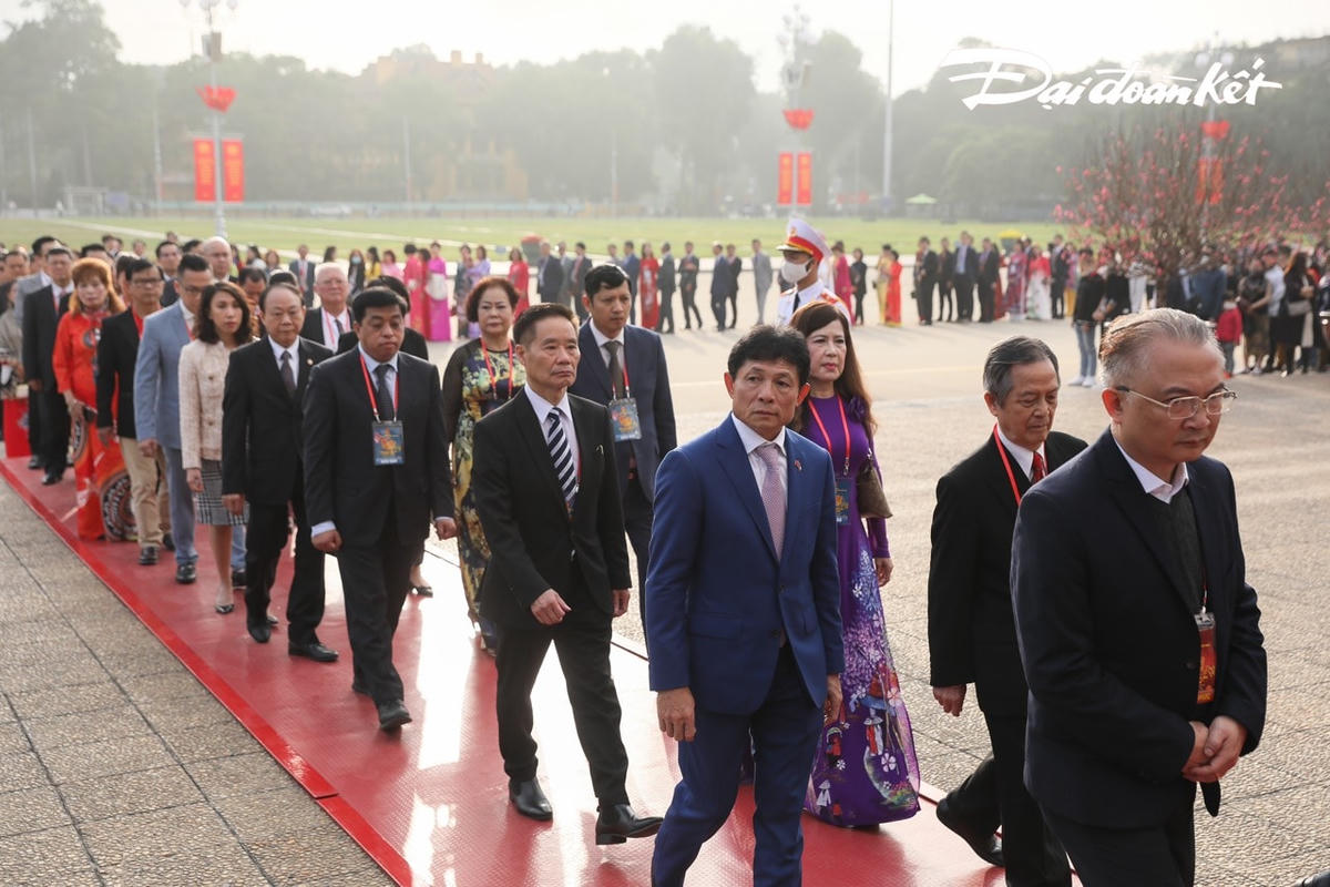 Đoàn kiều bào vào Lăng viếng Chủ tịch Hồ Chí Minh.  Ảnh: Quang Vinh.
