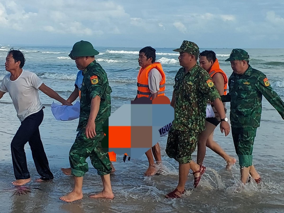 Lực lượng chức năng đã tiến hành các thủ tục và bàn giao thi thể cho người thân đưa về lo hậu sự.