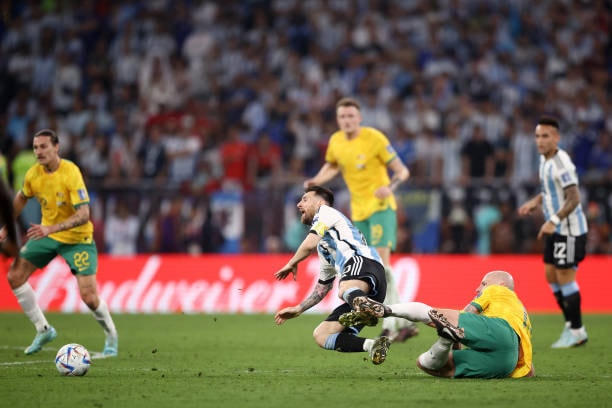 Các cầu thủ Australia chơi phòng ngự chặt và chăm sóc kỹ siêu sao Messi.