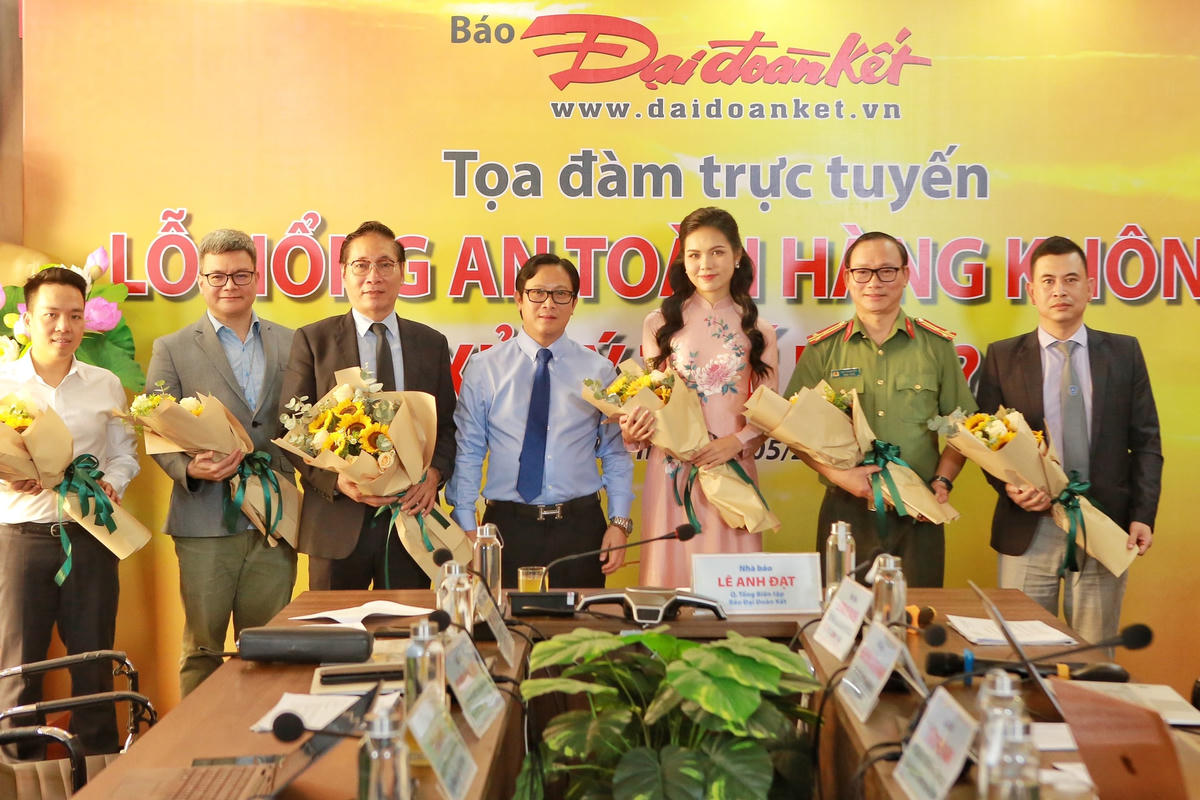 Quyền Tổng Biên tập Báo Đại Đoàn Kết Lê Anh Đạt tặng hoa các khách mời tại buổi tọa đàm. Ảnh: Lê Khánh.