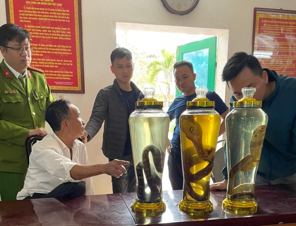 Ông Chiến cùng tang vật tại cơ quan Công an.