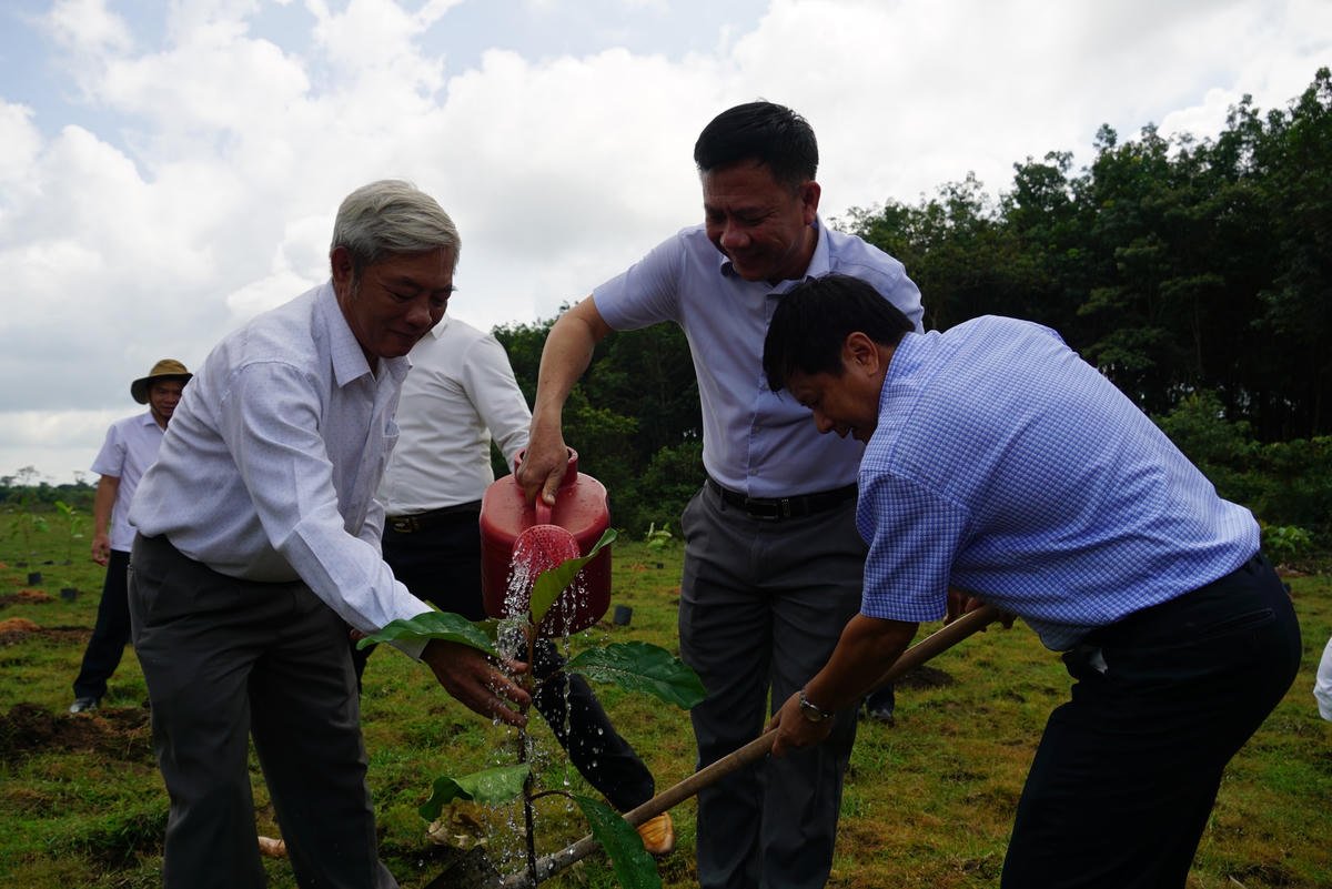 Đại biểu trồng cây tại ttrảng cỏ Bù Lạch, xã Đồng Nai, huyện Bù Đăng, tỉnh Bình Phước. Ảnh: Mạnh Thìn.