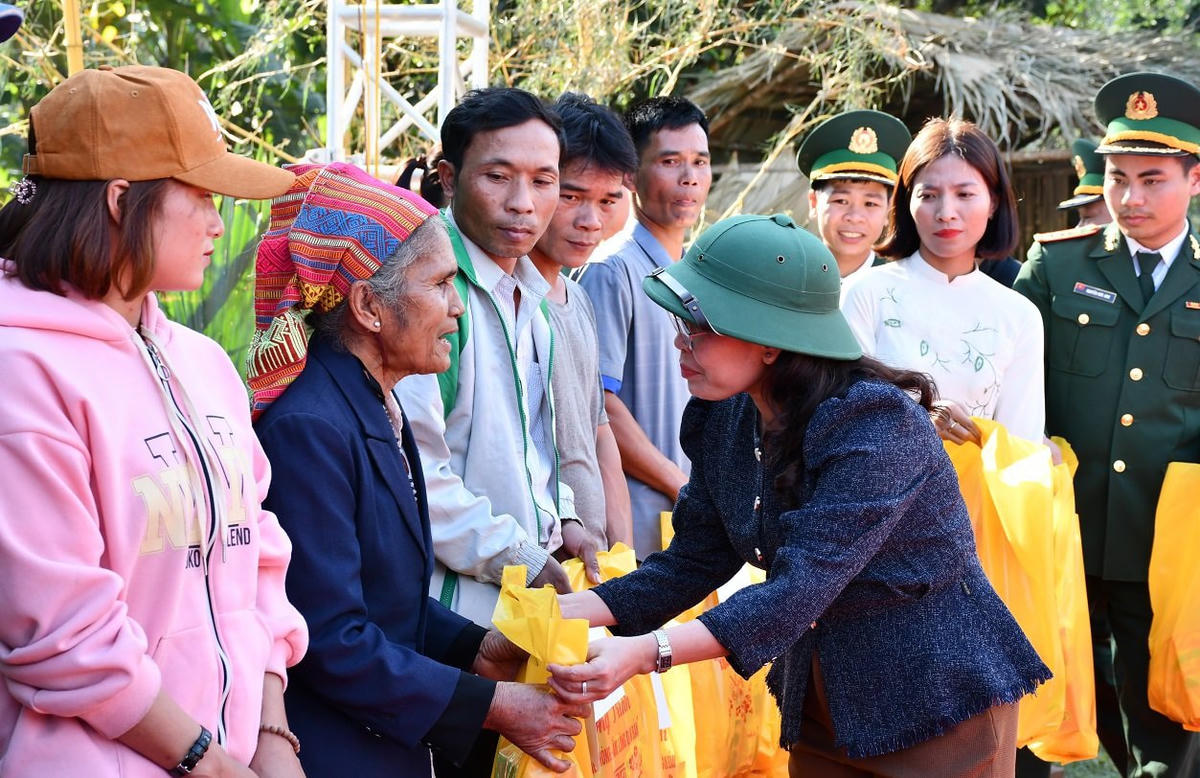 Bà Phạm Thị Hân, Chủ tịch Uỷ ban MTTQ tỉnh Quảng Bình tặng quà Tết cho người nghèo ở xã Kim Thuỷ.