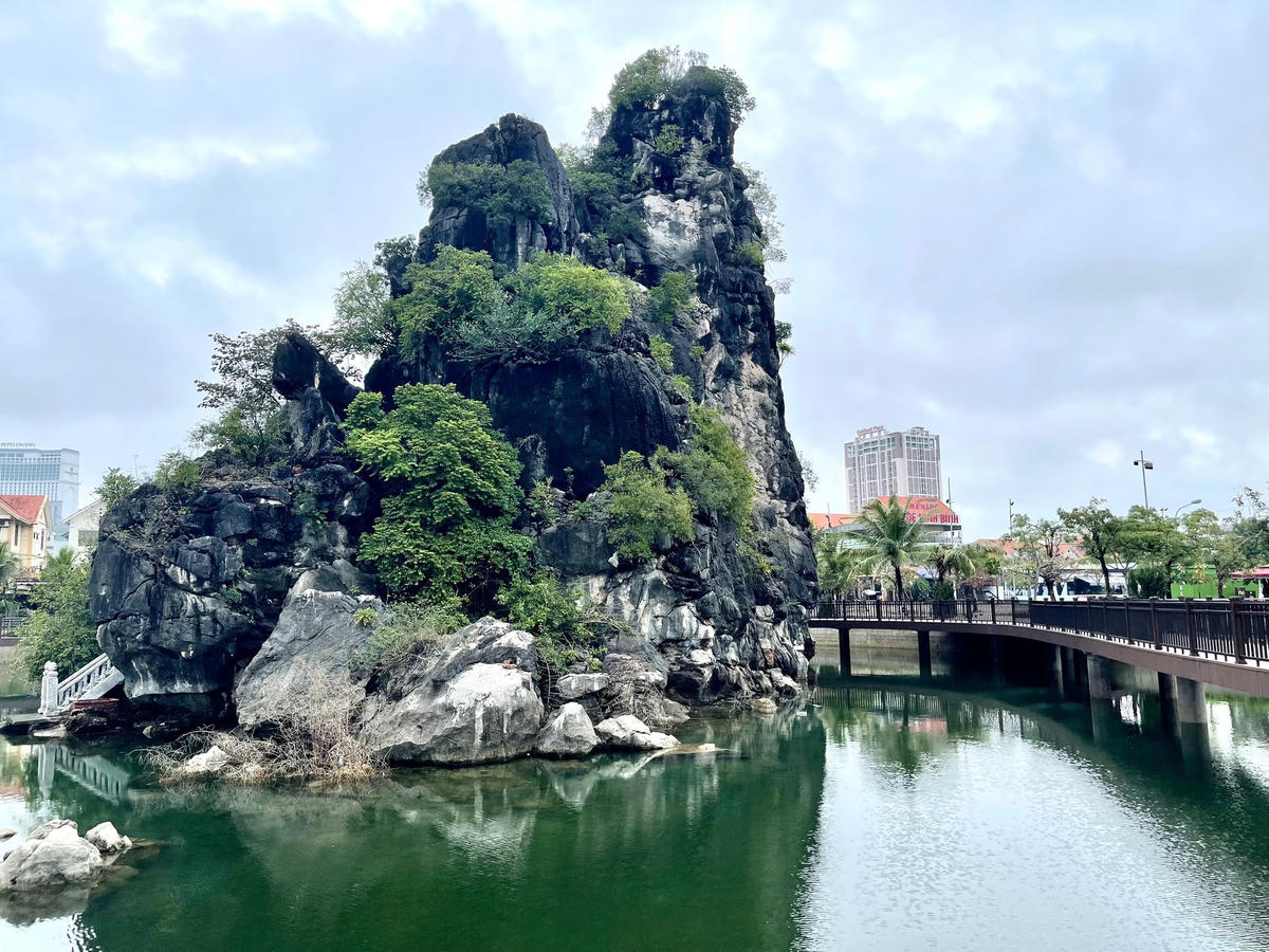 “Hòn non bộ” nằm giữa hồ Hải Thịnh là điểm nhấn độc đáo của công trình.