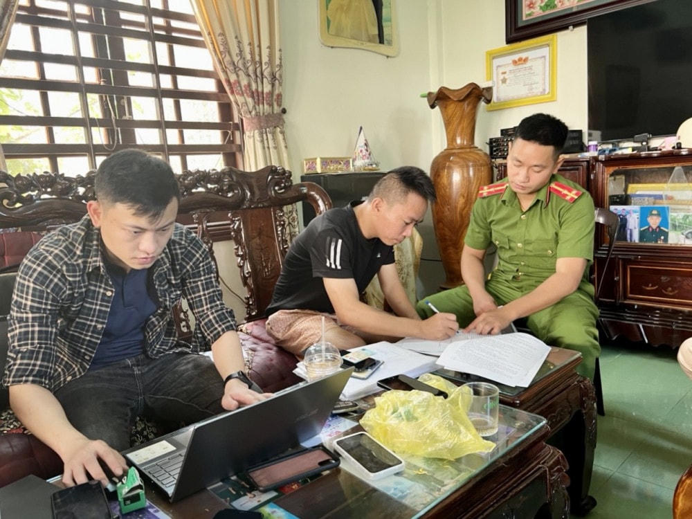 Công an khám xét nơi ở của các đối tượng. Ảnh: CAHT.