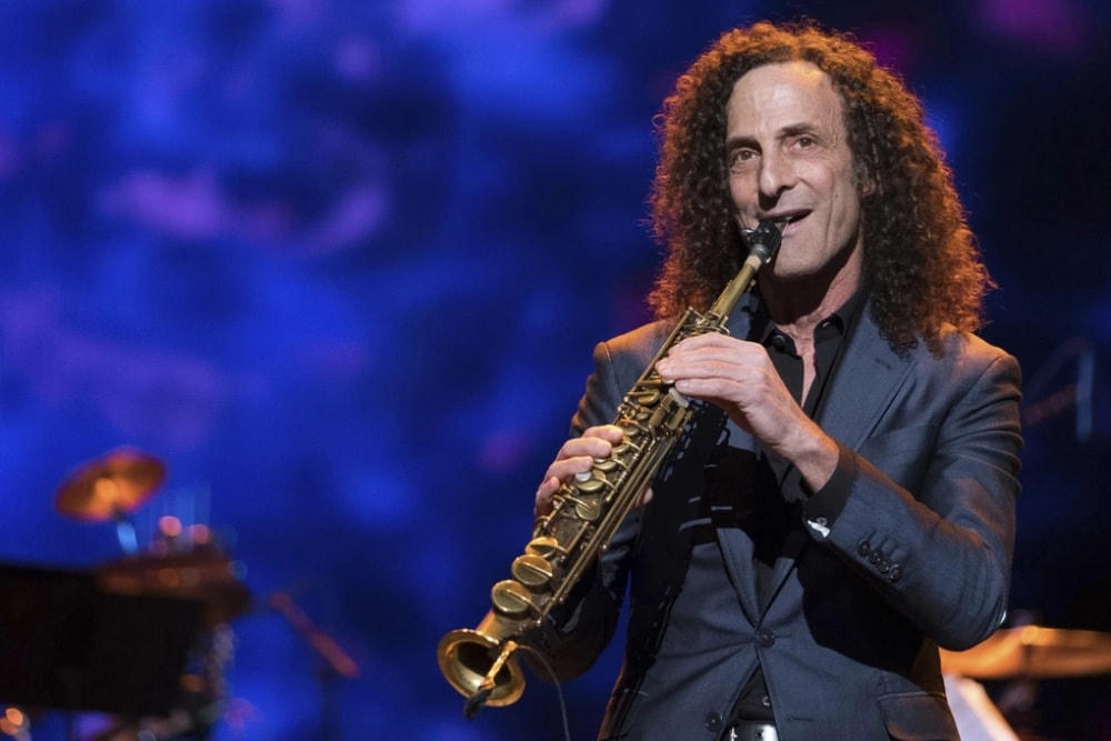 Hình ảnh quen thuộc được chờ đợi của Kenny G.
