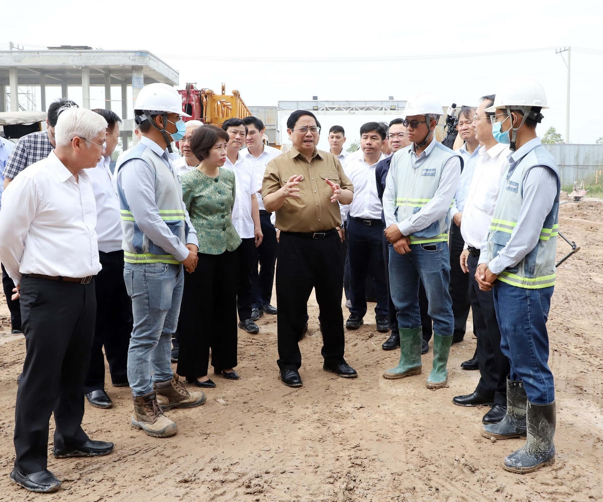 Thủ tướng khảo sát tại một khu công nghiệp trên địa bàn tỉnh Bình Dương.