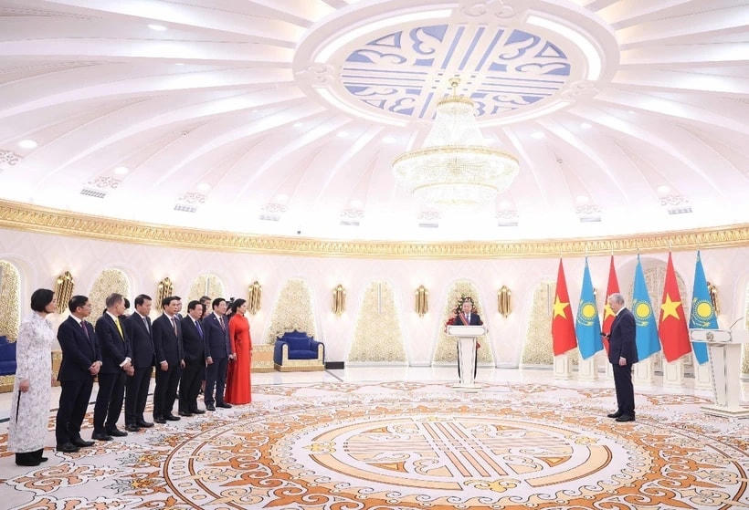 Lễ trao tặng Huân chương Hữu nghị hạng Nhất của Kazakhstan cho Tổng Bí thư Tô Lâm. (Ảnh: Thống Nhất/TTXVN)