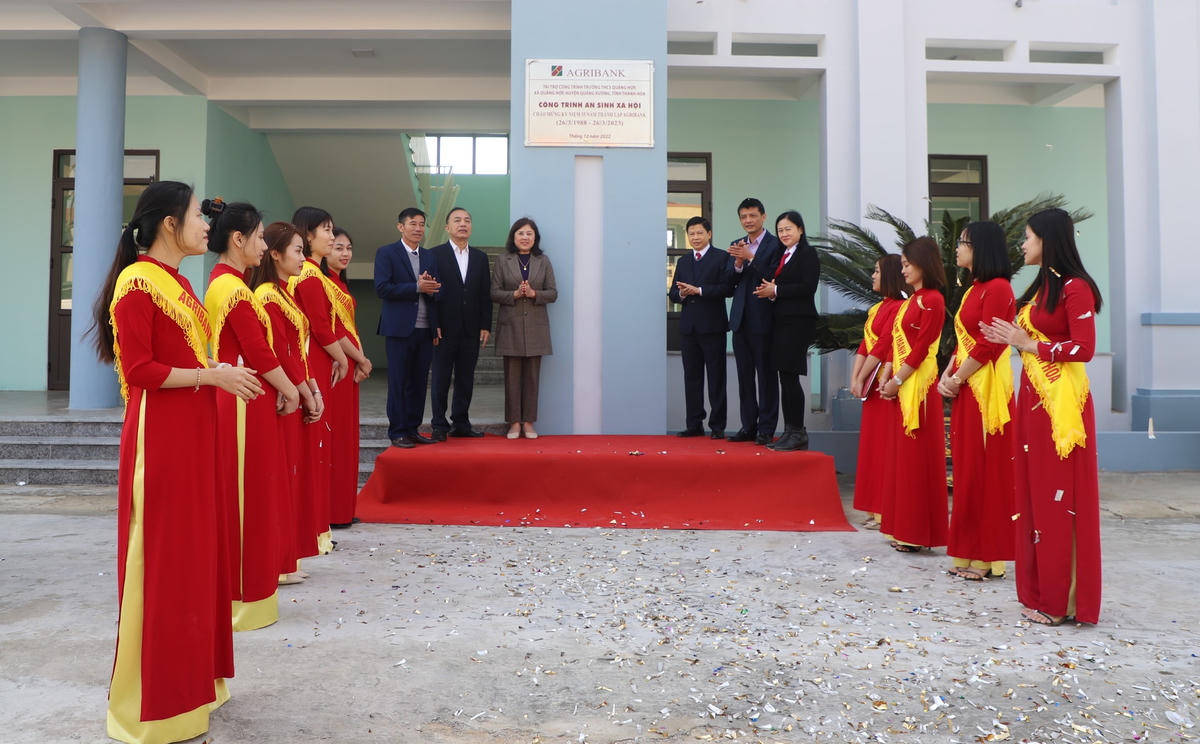 Các đại biểu cắt băng khánh thành và dỡ bảng phủ công trình ASXH THCS Quảng Hợp, Quảng Xương, Thanh Hóa.